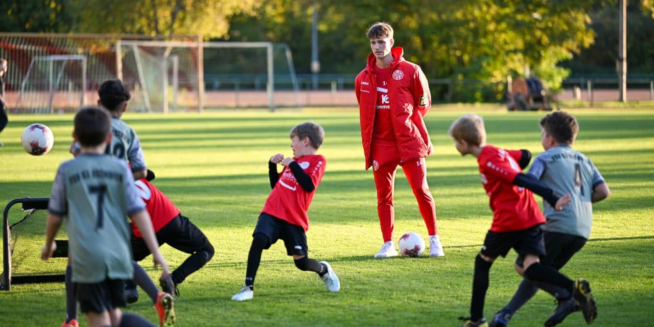 Bundesliga-Besuch in Osthofen: Mainzer Profis begeistern den Nachwuchs